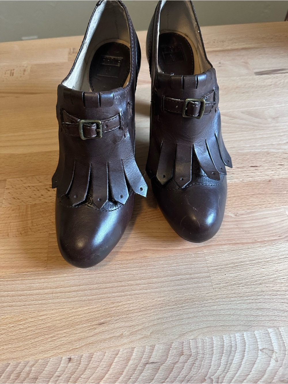 Women's FRYE Miranda Kiltie Oxford Brown Fringe Leather Heeled Loafers - Picture 3 of 6